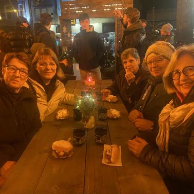 Nach Der Arbeit Gemutlicher Ausklang Beim Weihnachtsmarkt