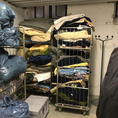 Zwei Waschewagen Voller Wolldecken